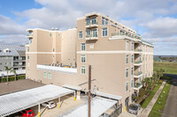 Fleur Du Lac Condominiums in Metairie, LA - Building Photo - Building Photo