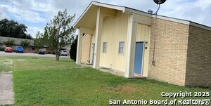 657 E 4th St in Yorktown, TX - Building Photo - Building Photo