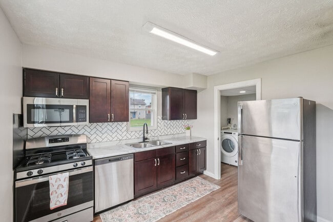 Columbus Crossing Townhomes in Columbus, IN - Foto de edificio - Building Photo