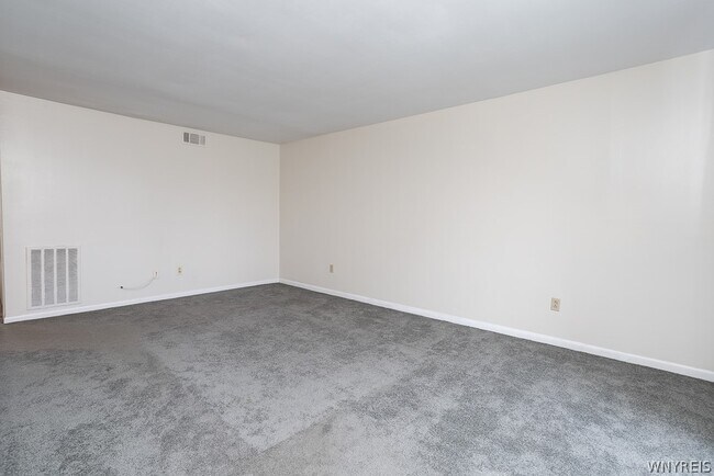 45 Beehunter Ct in East Amherst, NY - Building Photo - Building Photo