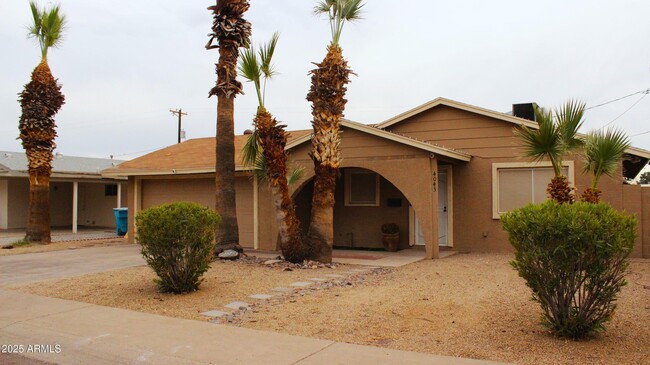 4043 W Lawrence Ln in Phoenix, AZ - Building Photo - Building Photo