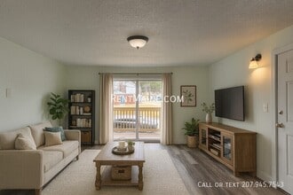 22 Hillside Ln in Lewiston, ME - Foto de edificio - Building Photo