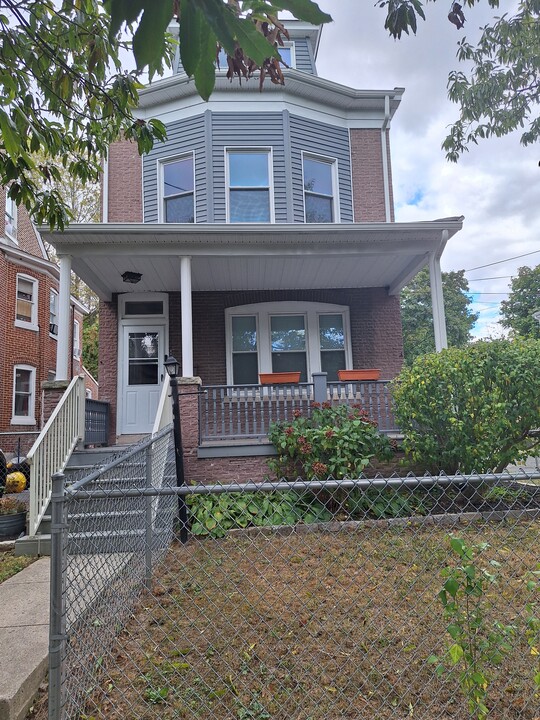 262 Hillcrest Ave, Unit 2 in Trenton, NJ - Foto de edificio