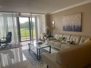 4539 Luxemburg Ct in Greenacres, FL - Foto de edificio - Building Photo