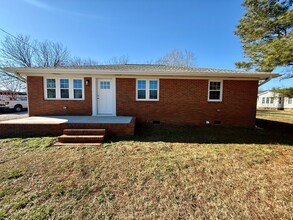 720 S Wakefield St in Zebulon, NC - Building Photo - Building Photo