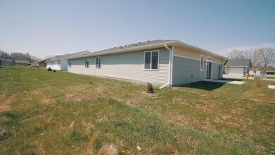812 Parkside Ln in Charles City, IA - Building Photo - Building Photo