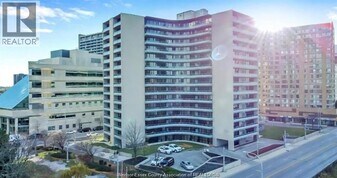 111 Riverside Dr E in Windsor, ON - Building Photo