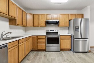 337 Williamsburg Pl in New Richmond, WI - Building Photo - Building Photo
