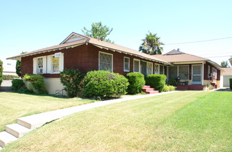 1110 W Victory Blvd in Burbank, CA - Building Photo - Building Photo