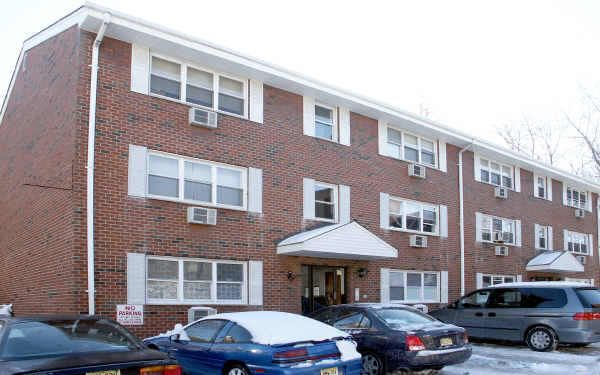 6 Alliotts Pl in Palisades Park, NJ - Building Photo