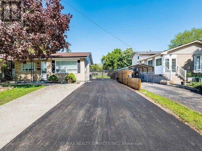 32 Madoc Dr in Brampton, ON - Building Photo - Building Photo