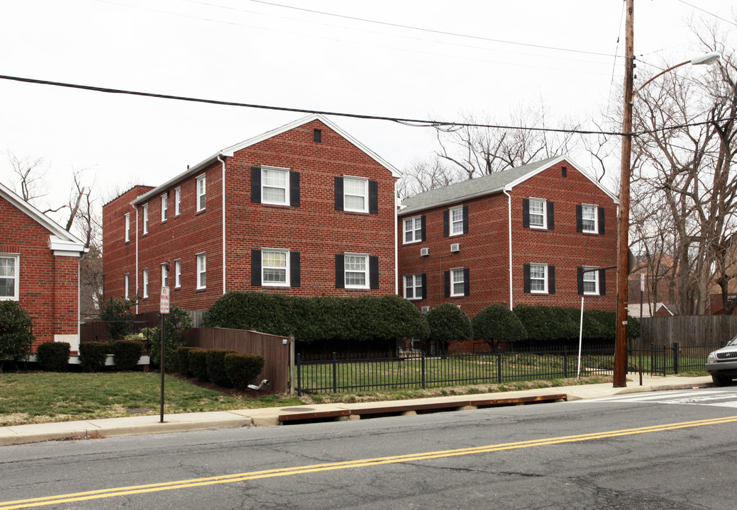 404 E Monroe Ave in Alexandria, VA - Building Photo