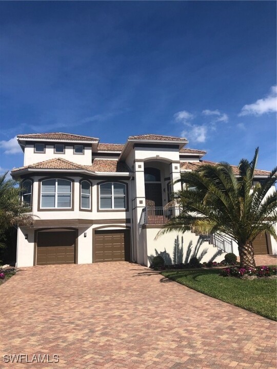 225 Egret Ave in Naples, FL - Foto de edificio