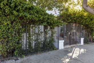 858 N Virgil Ave in Los Angeles, CA - Building Photo - Building Photo