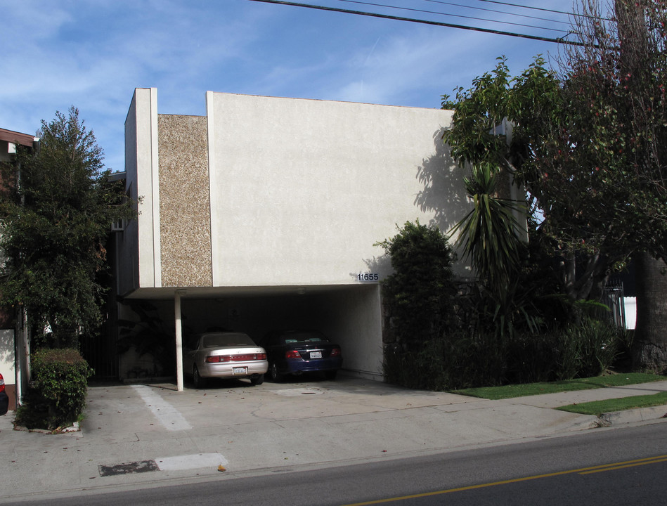 11655 Ohio Ave in Los Angeles, CA - Building Photo