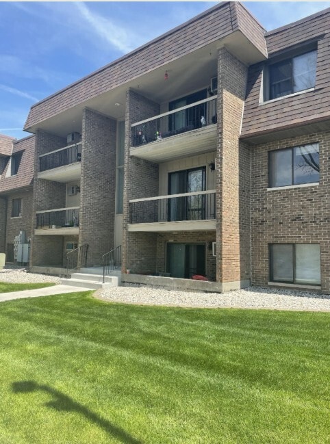 2045-2151 Meadow Ln in Schererville, IN - Building Photo