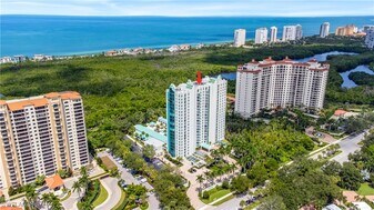 7515 Pelican Bay Blvd in Naples, FL - Building Photo