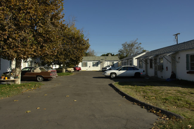 110-112 W Moneta Ave in Bakersfield, CA - Foto de edificio - Building Photo