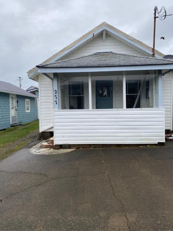 277 W 1st St in Yachats, OR - Building Photo - Building Photo