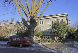 Simcoe Plaza in Vancouver, BC - Building Photo - Building Photo