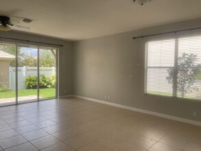 8029 Murano Cir in Palm Beach Gardens, FL - Building Photo - Building Photo