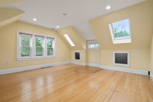 11 Elko St, Unit 2 in Boston, MA - Foto de edificio - Building Photo