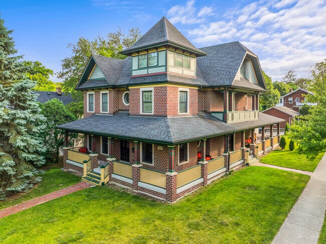 property at 203 S Columbia St