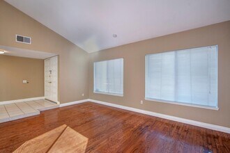 17016 Matinal Rd in San Diego, CA - Foto de edificio - Building Photo