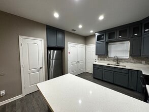 2005 Harrison St, Unit 3 in Weslaco, TX - Foto de edificio - Building Photo