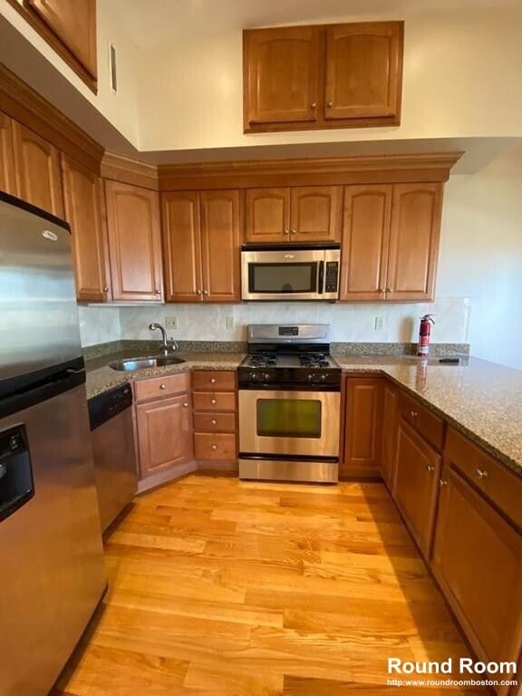 261 W 2nd St, Unit 3