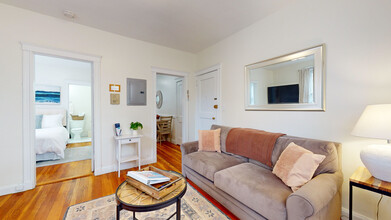 191 Kent St, Unit 3 in Brookline, MA - Foto de edificio - Building Photo