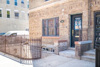 266 Brooklyn Avenue in Brooklyn, NY - Foto de edificio - Building Photo