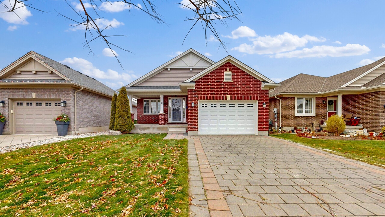 THREE BEDROOM HOME ON BRIDLE PATH ST., THOMAS in St Thomas, ON - Building Photo