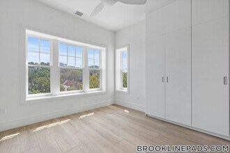 1580 Beacon St, Unit 100 in Brookline, MA - Foto de edificio - Building Photo