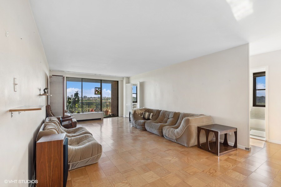 6120 Grand Central Pky in Forest Hills, NY - Building Photo
