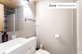 Private bedroom in 6 bed/6 bath Home in Washington, DC - Building Photo - Building Photo