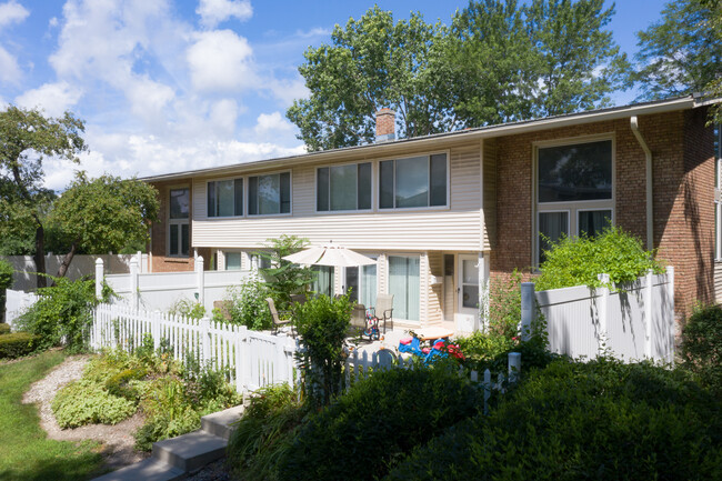 Clayton Park Townhouses in Glendale, WI - Foto de edificio - Building Photo