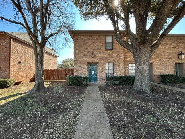 property at 7425 Kingswood Dr