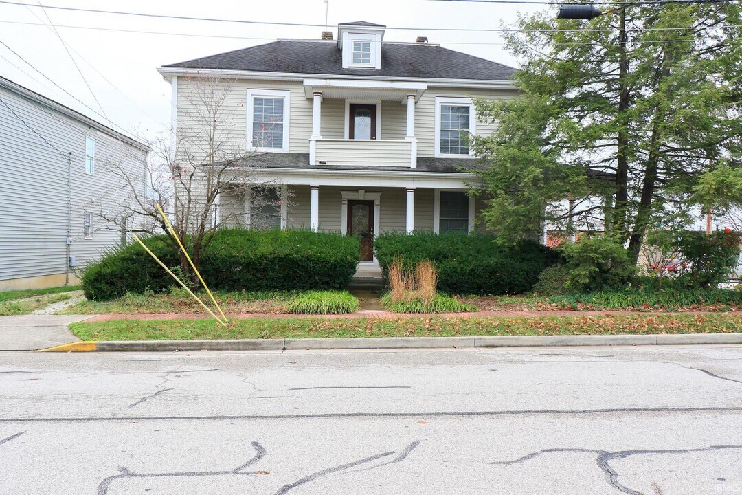 207 E 4th St in Jasper, IN - Building Photo