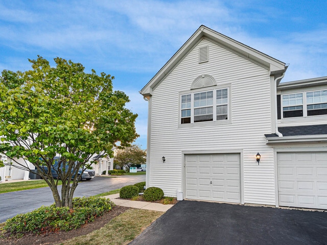 property at 2552 Dickens Dr