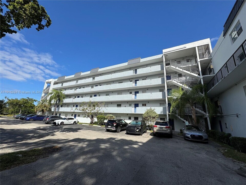 7561 NW 16th St in Plantation, FL - Building Photo