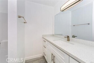 835 E Lomita Ave, Unit 202 in Glendale, CA - Building Photo - Building Photo