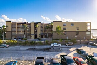 Harbor Club Condominiums in Cocoa Beach, FL - Foto de edificio - Primary Photo