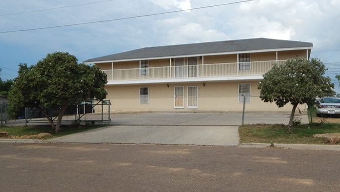3202 Chacota in Laredo, TX - Foto de edificio