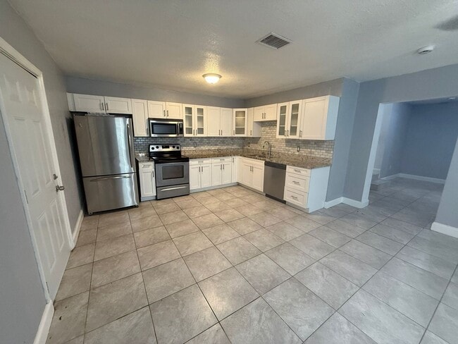 810 E Stratford Ave in Tampa, FL - Building Photo - Building Photo