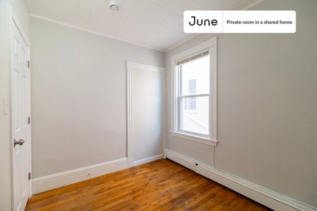 Private bedroom in 3 bed/1 bath Home in Boston, MA - Building Photo - Building Photo