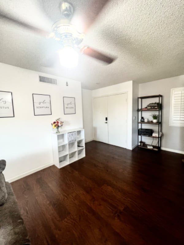 5840 W Winchcomb Dr in Glendale, AZ - Building Photo - Building Photo