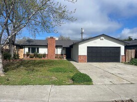 239 E 20th St in Tracy, CA - Building Photo