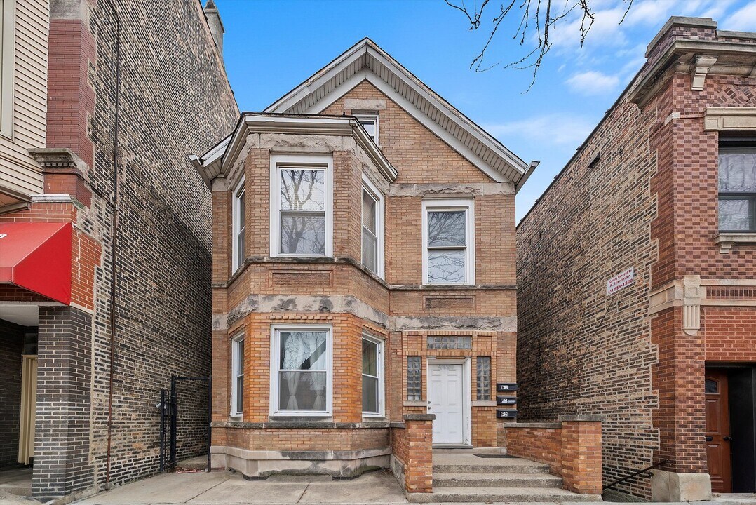 2420 S Oakley Ave in Chicago, IL - Building Photo