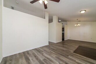 7172 Summit Dr, Unit 2 in Winter Haven, FL - Foto de edificio - Building Photo